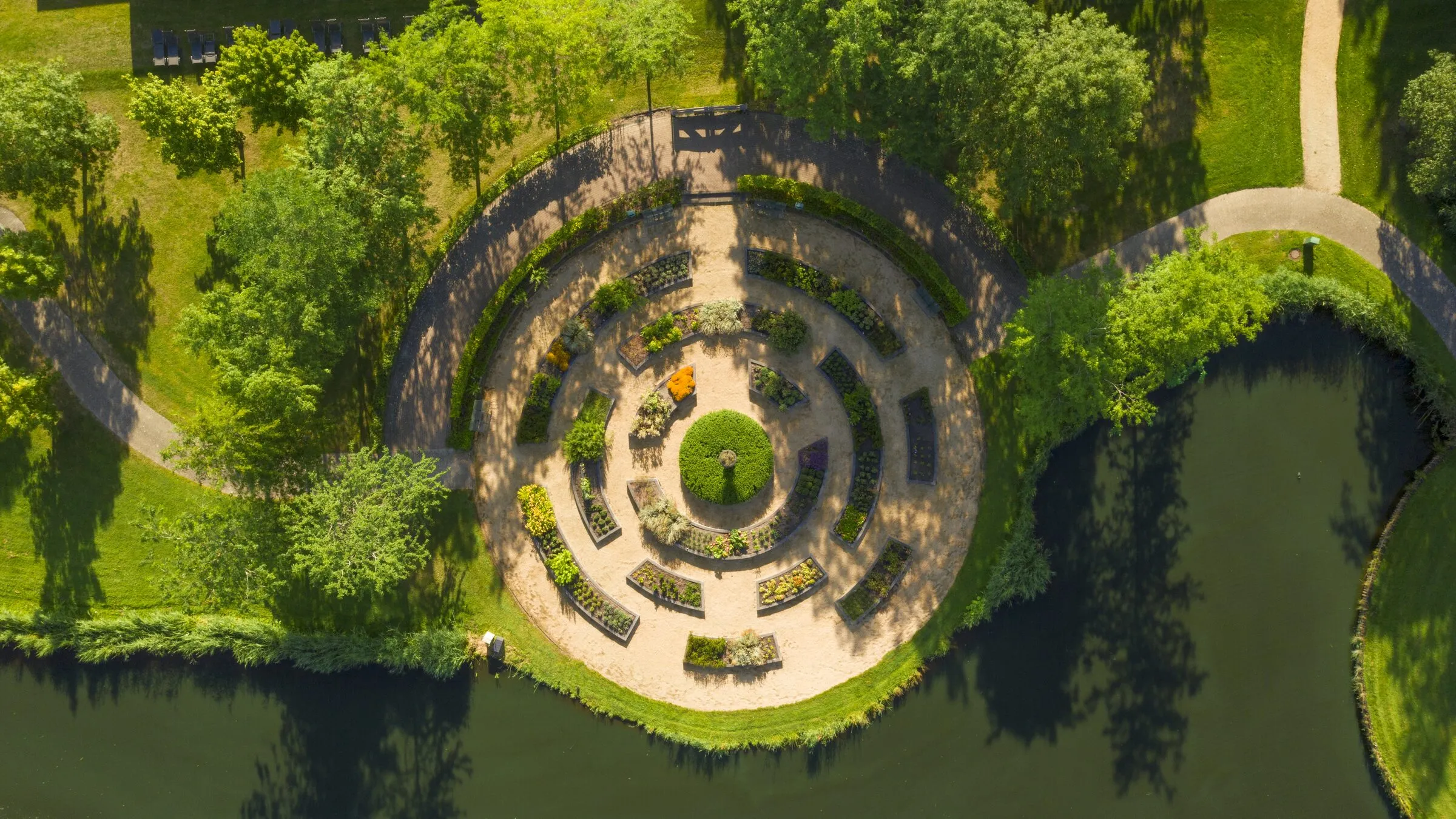 De tuin van Thermen Bad Nieuweschans van boven, met het ronde labyrint
