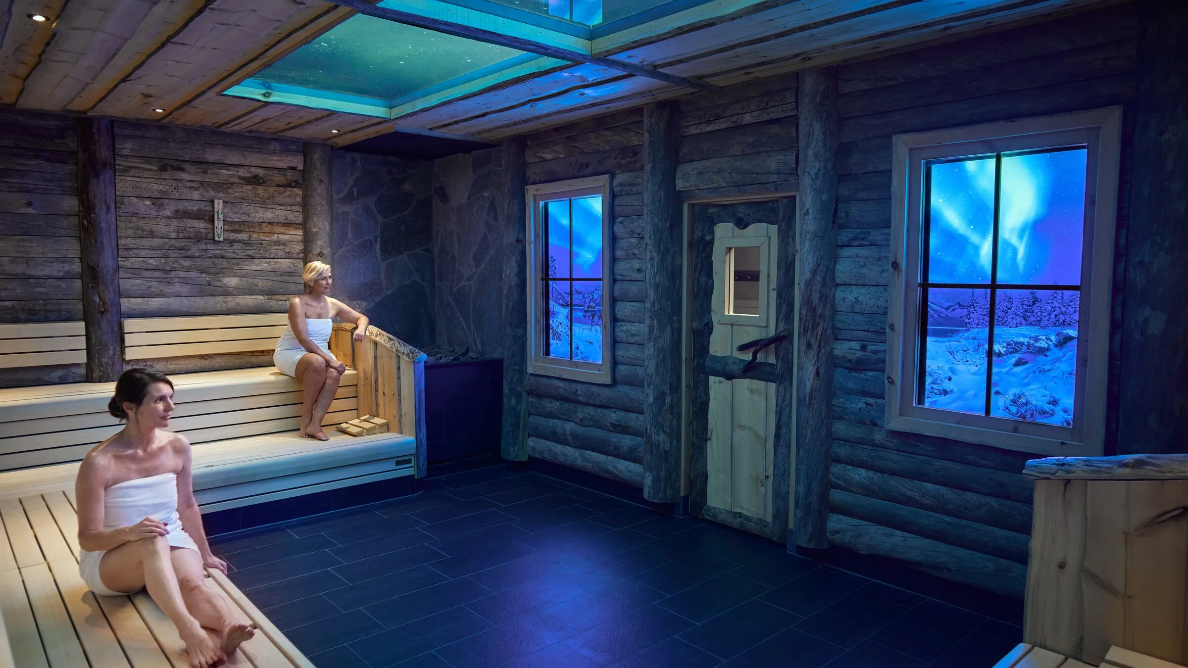 De Noorderlicht Sauna van Thermen Bad Nieuweschans, met noorderlicht achter de ramen