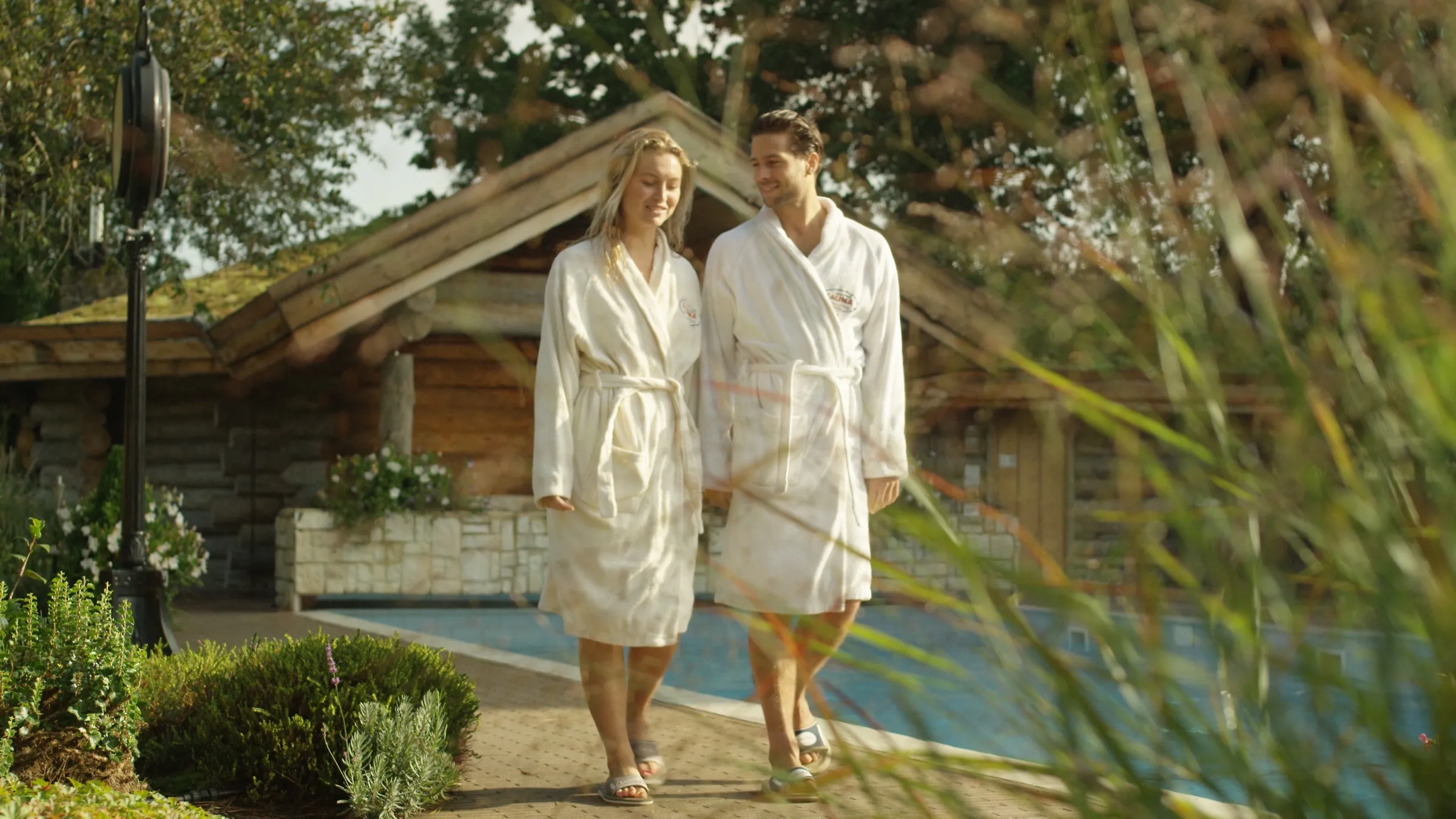 Het verwarmde buitenbad en de boomstamsauna's van Sauna de Heuvelrug in Veenendaal