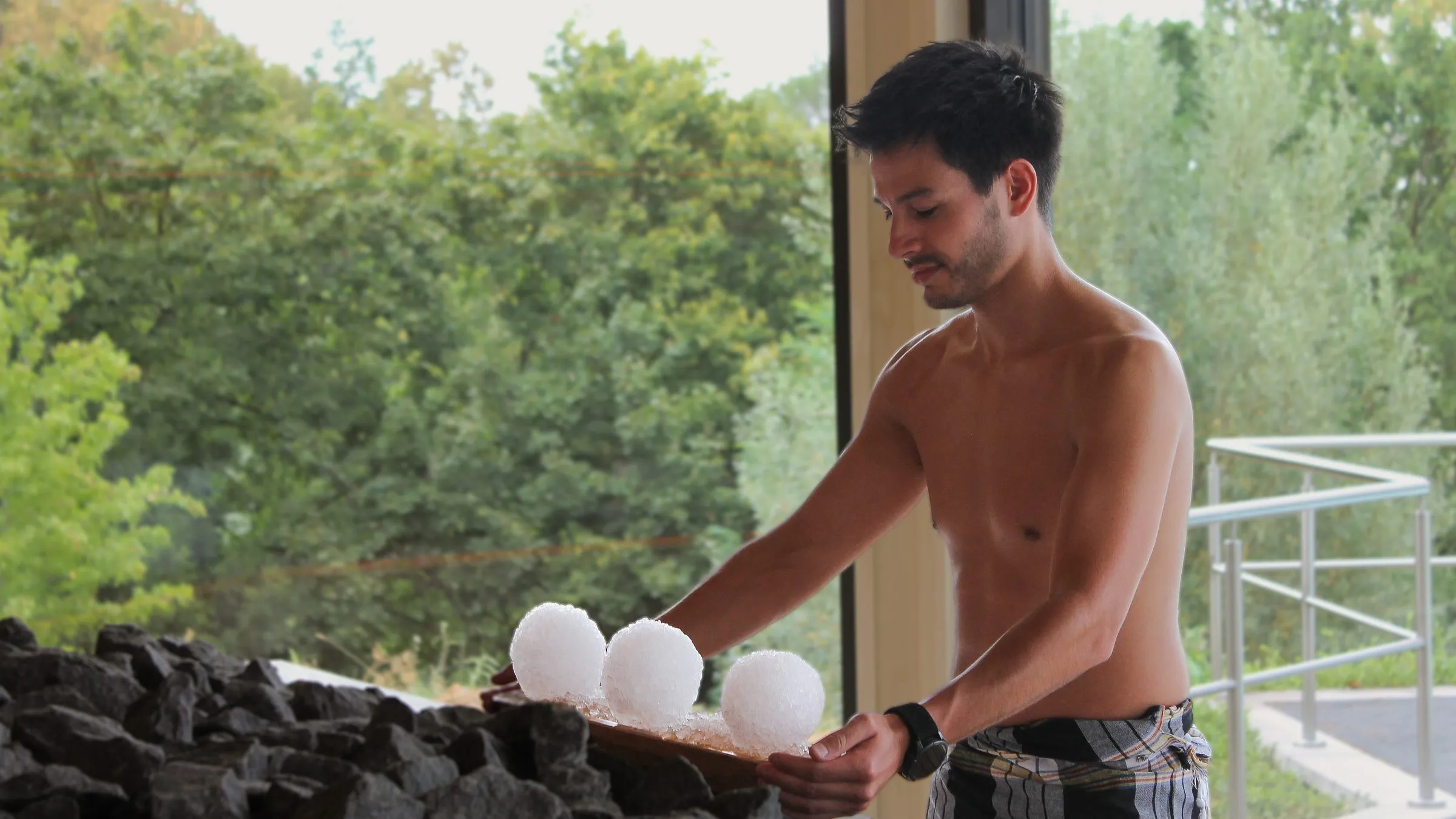 IJsballen met kruiden worden klaargezet op de kachel van Eir bij Thermae 2000