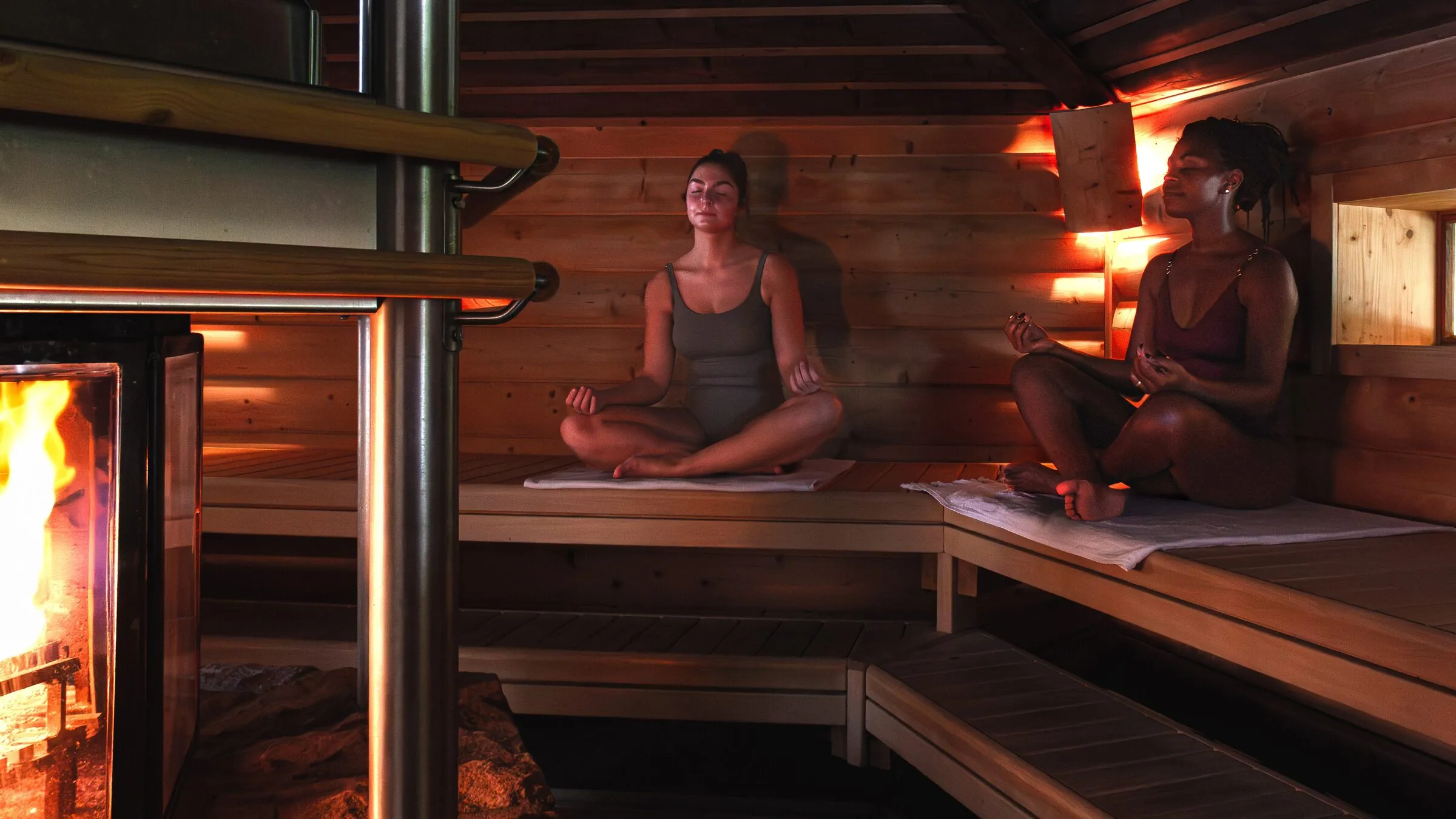 Tuli, de houtgestookte sauna van boomstammen van Thermae 2000, met de open haard in het midden