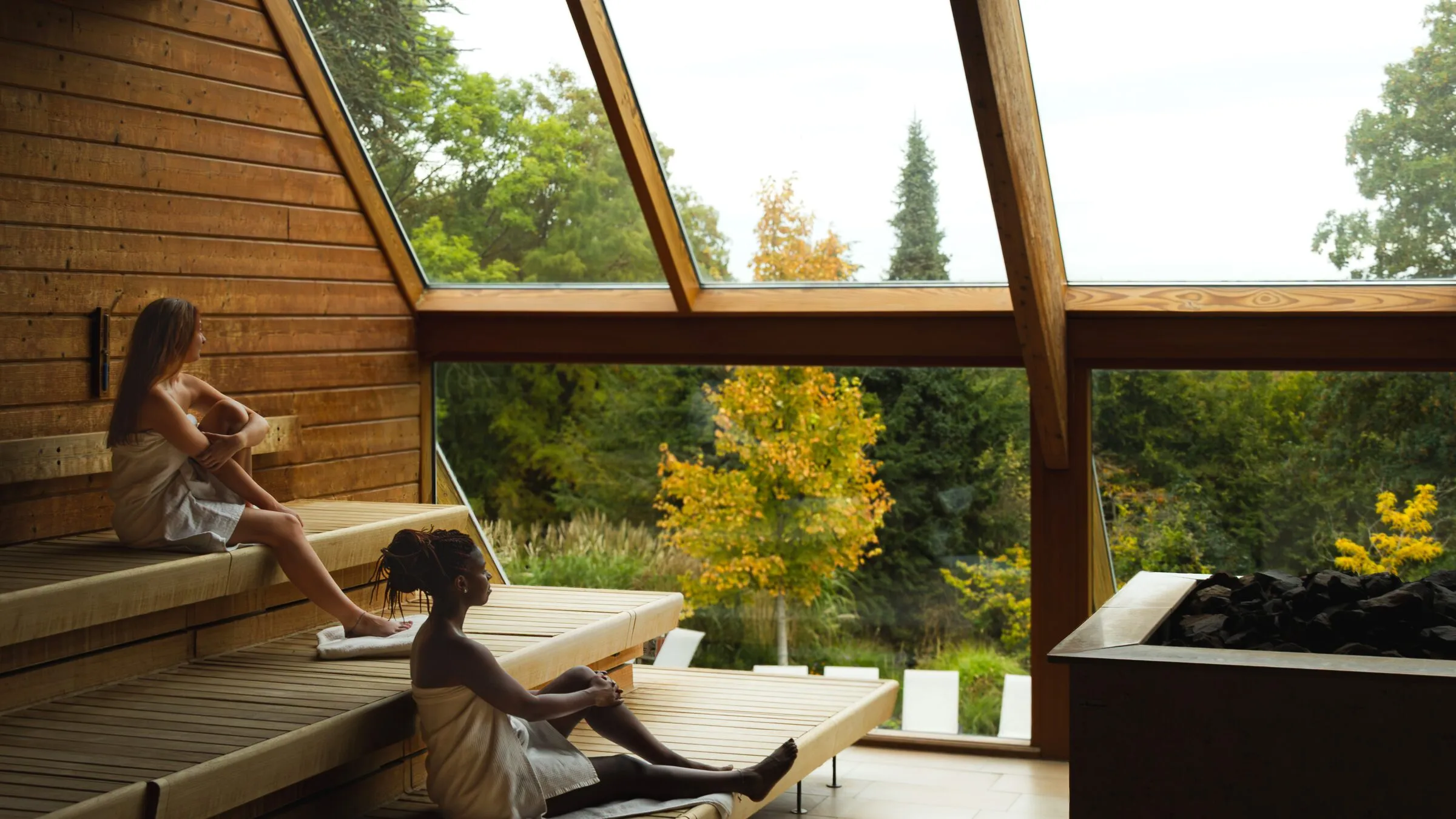 Infinitum, de panorama-opgietsauna van Thermae 2000, met herfstkleuren achter het raam