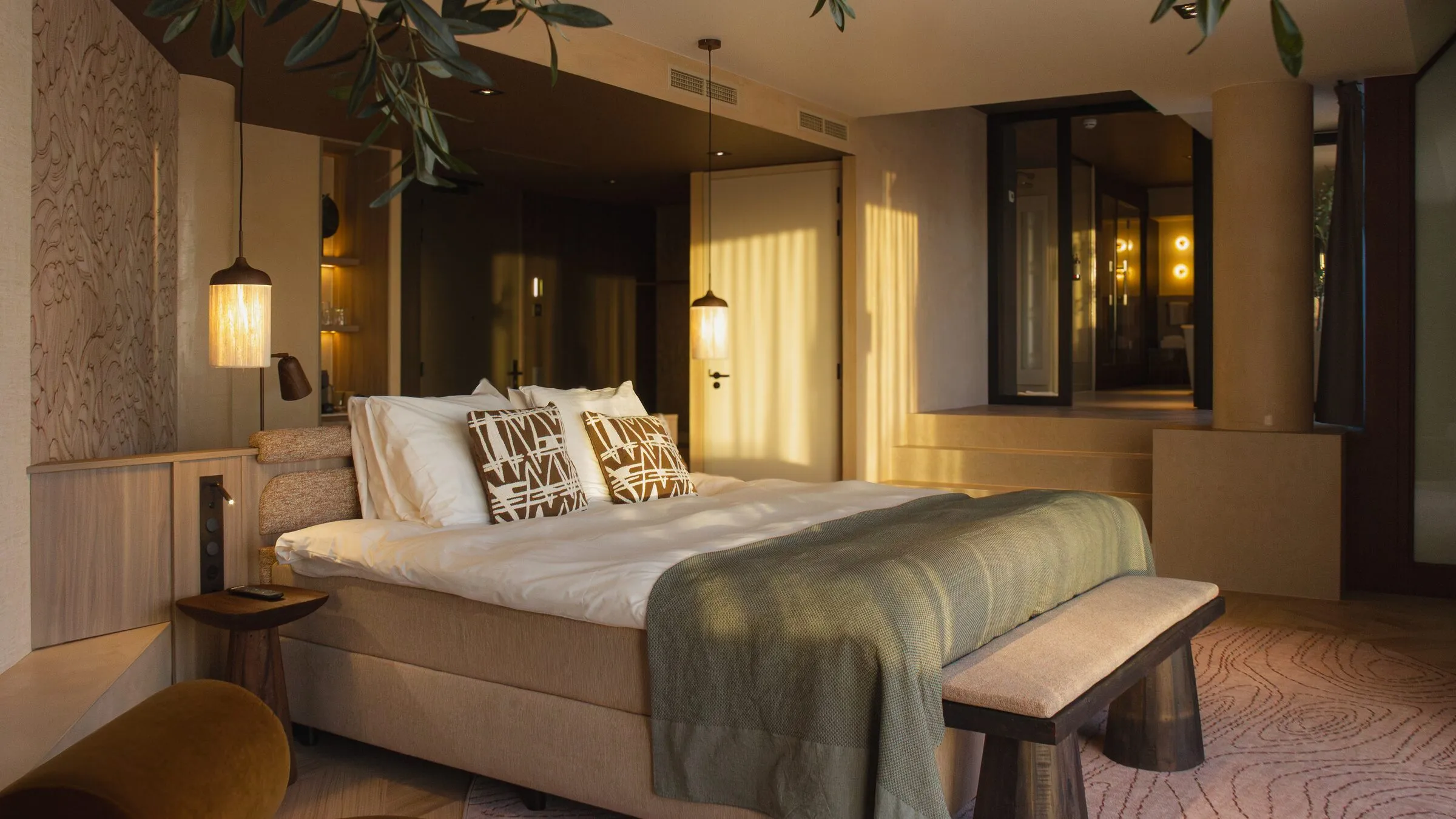 Een wellness suite van Thermae 2000, met bed, zithoek en glazen wand