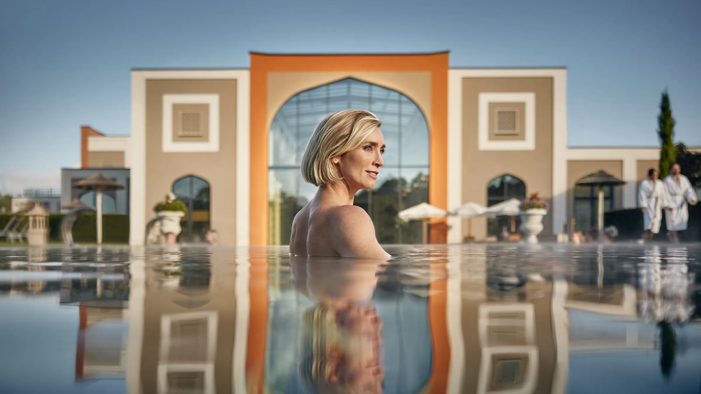Het buitenbad van Thermen Berendonck met de oosterse gevel van het resort op de achtergrond