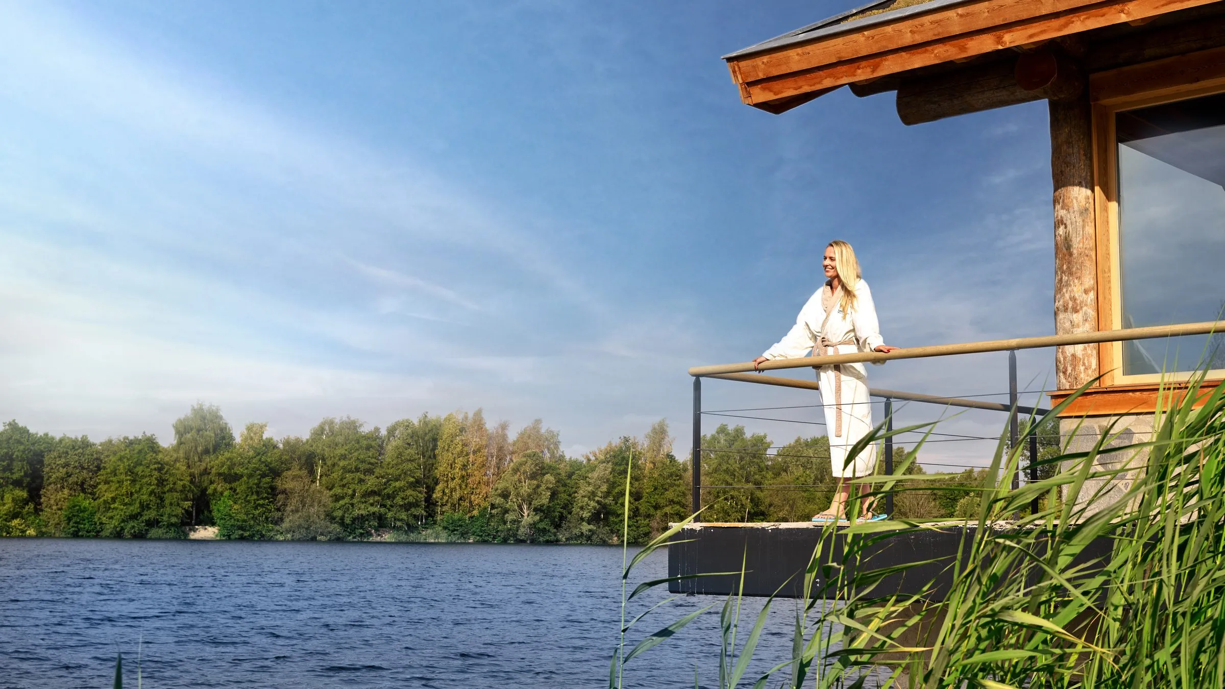 Gast op het terras aan het water van recreatiegebied De Berendonck bij Thermen Berendonck in Wijchen