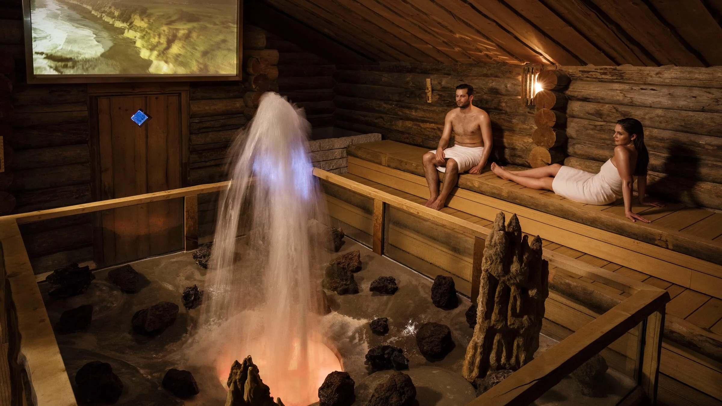 De Geysersauna van Thermen Bussloo, met een waterfontein tussen lavastenen