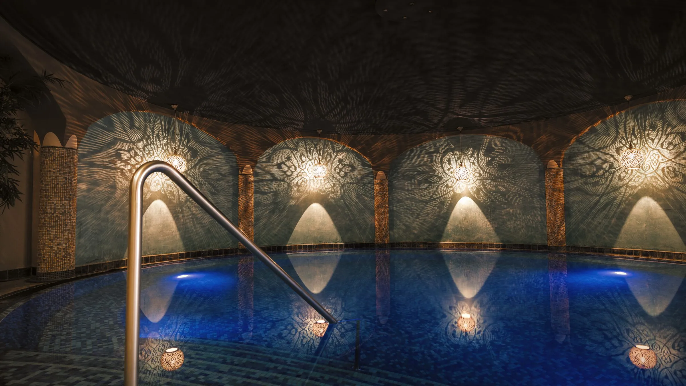 Het hamambad van Thermen Bussloo onder een koepel met mozaïek en lantaarns