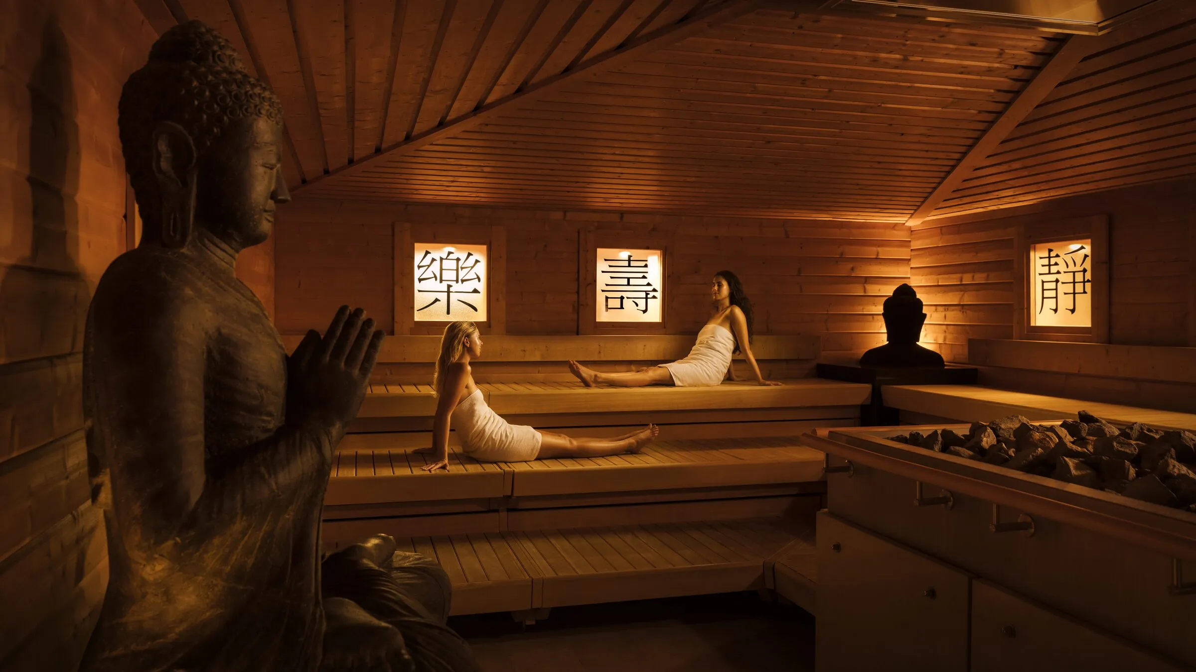 De Azië sauna van Thermen Bussloo met boeddhabeeld en verlichte karakters