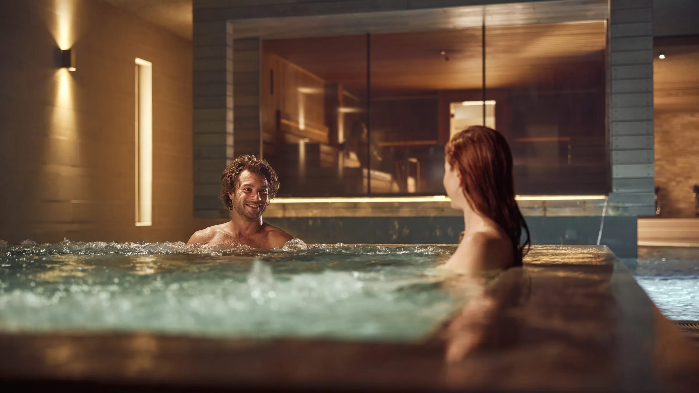 De buitenwhirlpool van Thermen Maarssen, met zicht op het resort
