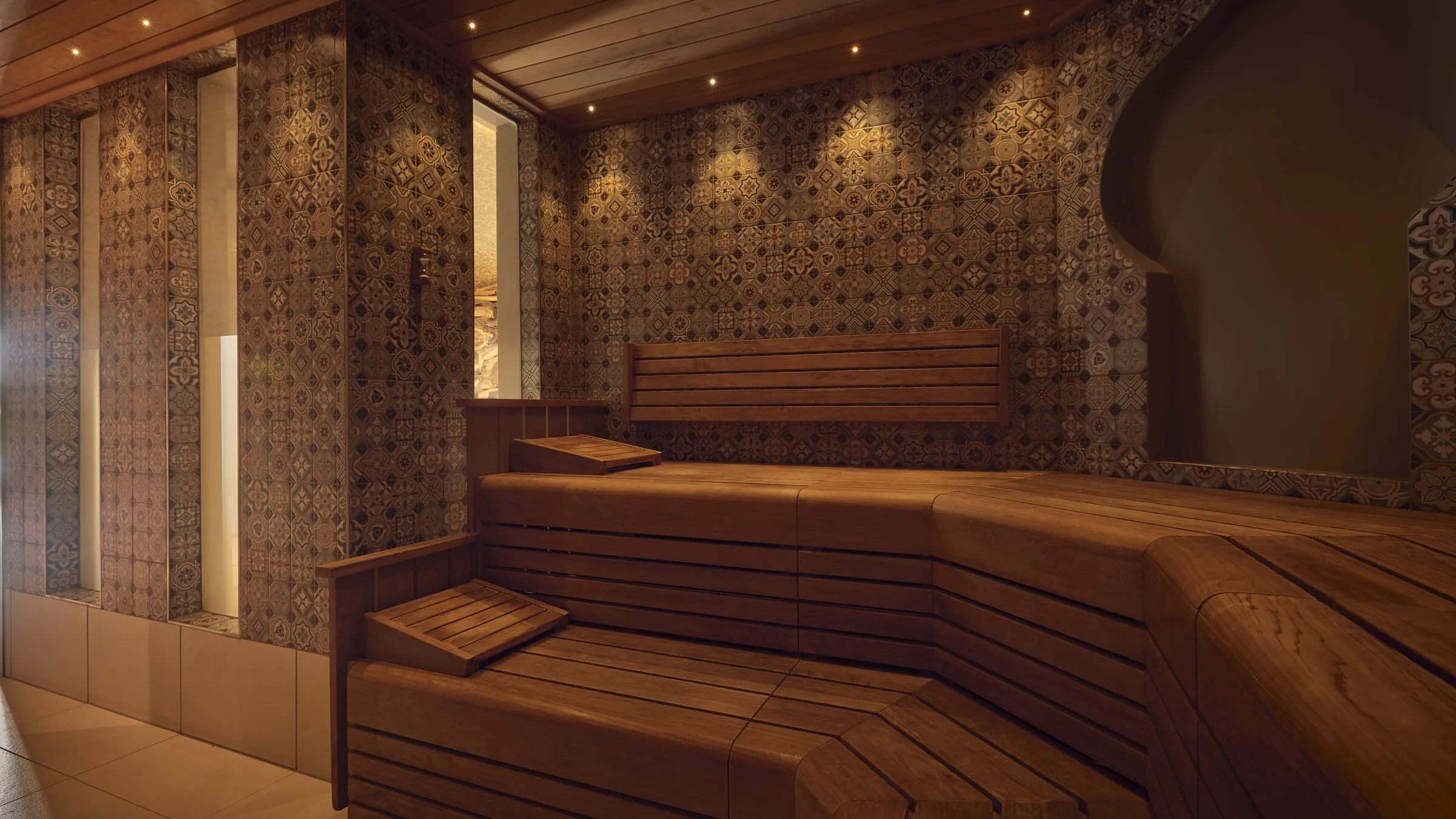 Een sauna van Thermen Maarssen met betegelde wanden in oosterse stijl
