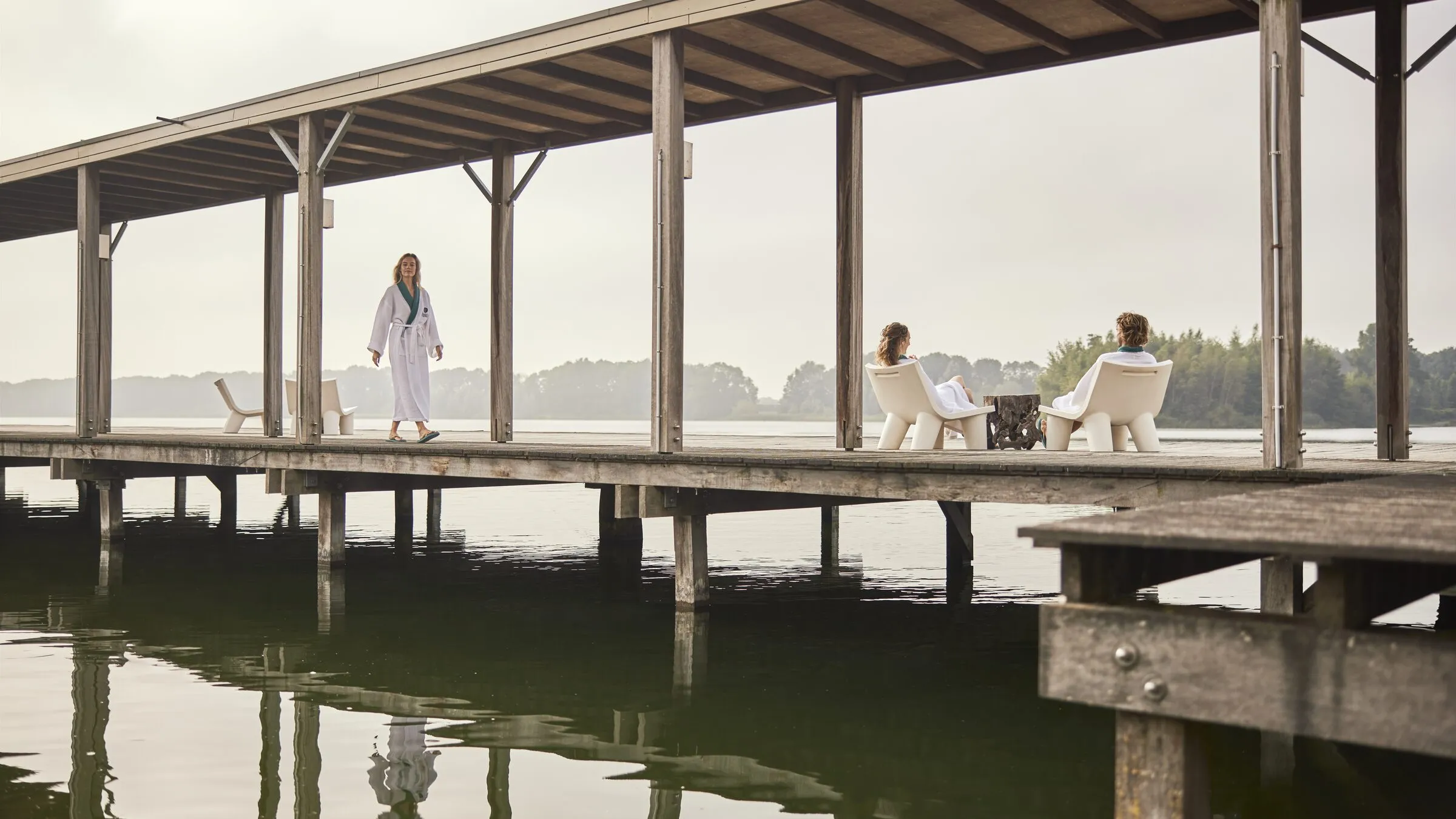De steiger van Thermen Maarssen over de Maarsseveense Plassen, met ligstoelen aan het water