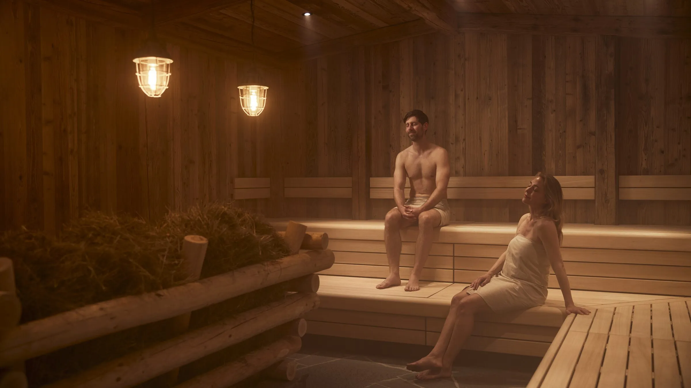 De Hooi sauna van Thermen Soesterberg, met hooi langs de banken en lantaarns aan het plafond
