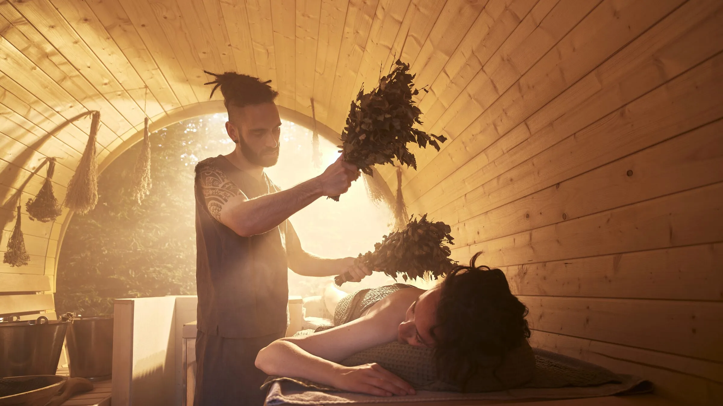 Een pirts-ritueel met berkentakken in de barrel sauna van Thermen Soesterberg