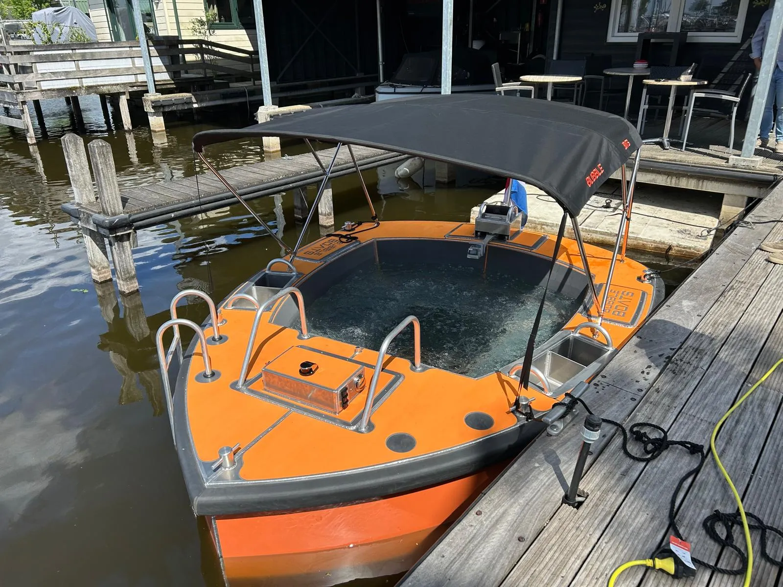 De varende jacuzzi van Bubble Boats aan de steiger, elektrisch verwarmd met een constante temperatuur