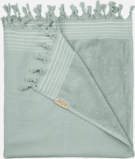 Jadegroene Walra Remade Cotton handdoek, gevouwen, met franjes en een badstof binnenkant